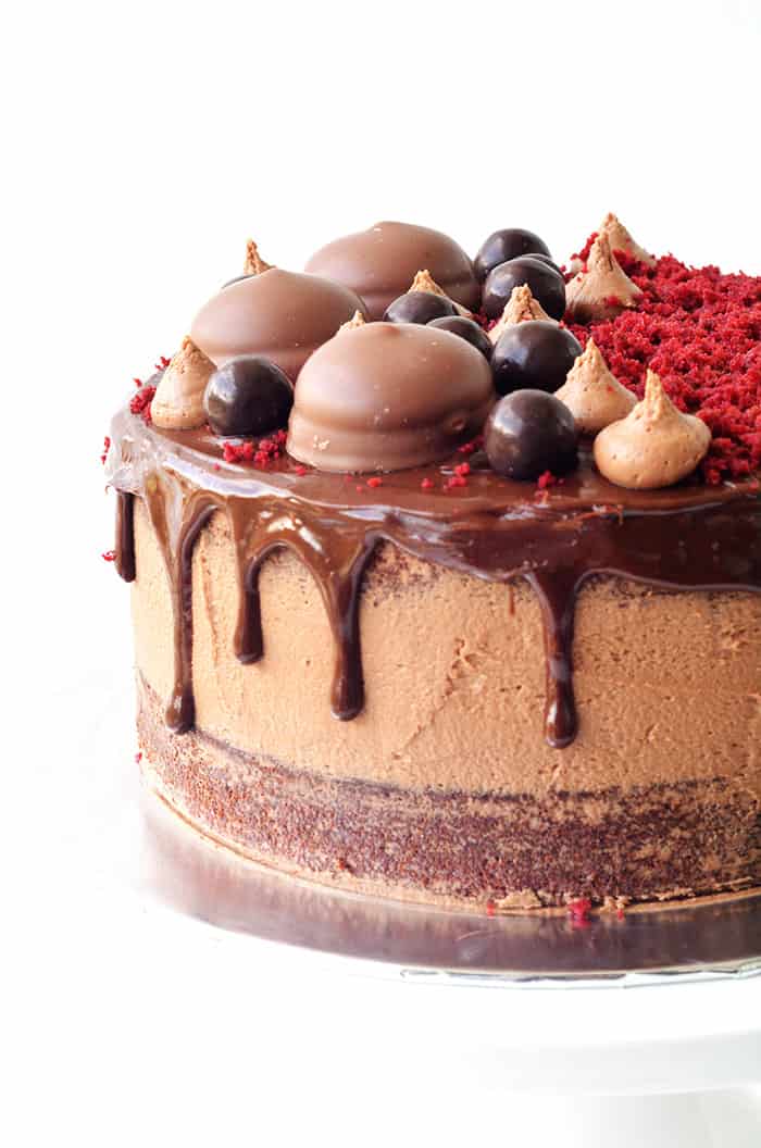 Rejse I fare Utrolig Red Velvet Layer Cake with Chocolate Frosting - Sweetest Menu