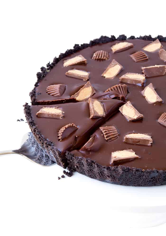Are you a peanut butter/chocolate/Oreo fan? I'm sure of it because many of my most popular recipes have all three! So I've gone and created another dessert for us to drool over. Even though I love my Chunky Oreo Stuffed Peanut Butter Chocolate Brownies AND my Snickers Peanut Butter Oreo Pie, this chocolate tart has stolen ALL my attention.