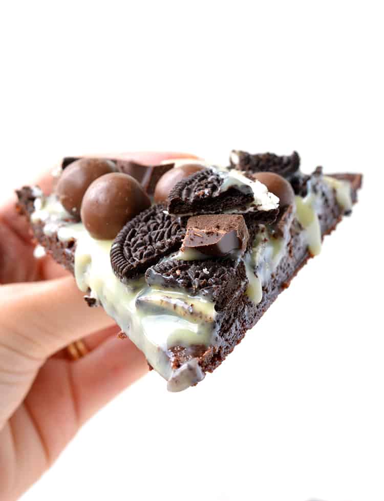 Cookies and Cream Brownie Pizza