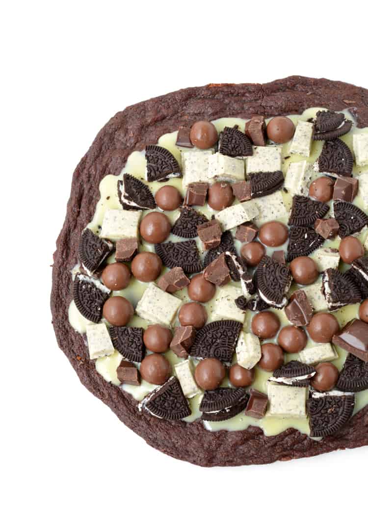Cookies and Cream Brownie Pizza