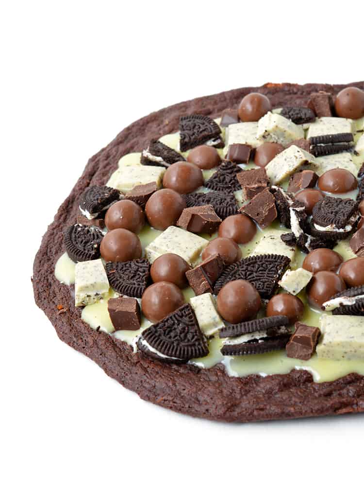 Cookies and Cream Brownie Pizza