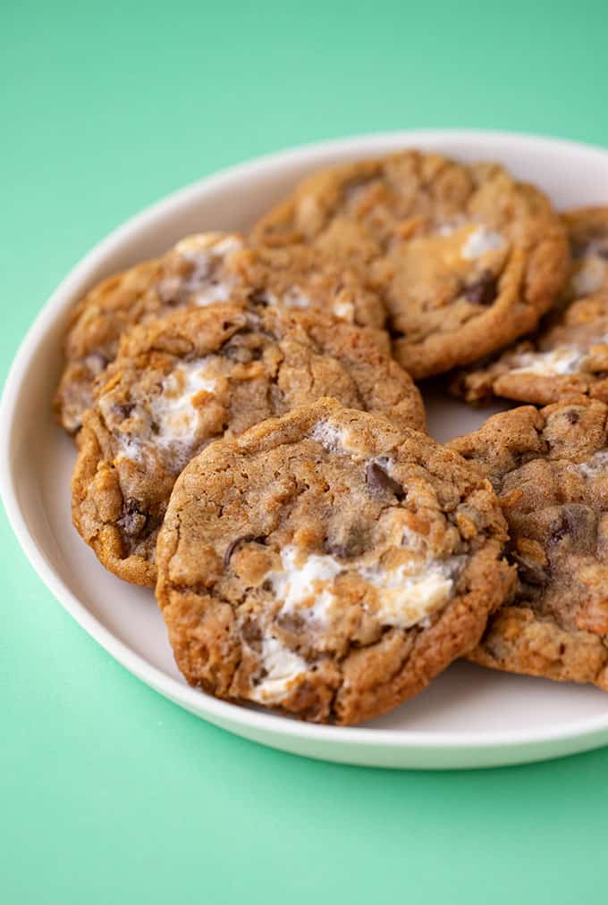 Un piatto di Cornflake Marshmallow Cookies fatti in casa