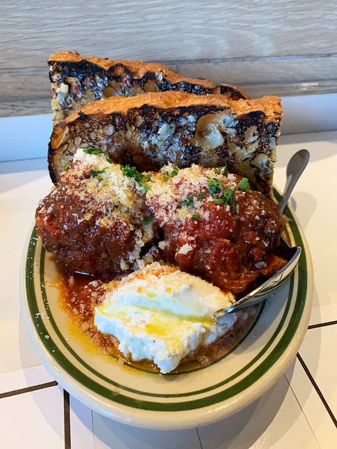 A plate of meatballs and garlic bread