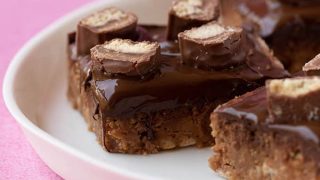 no bake twix chocolate slice slicw