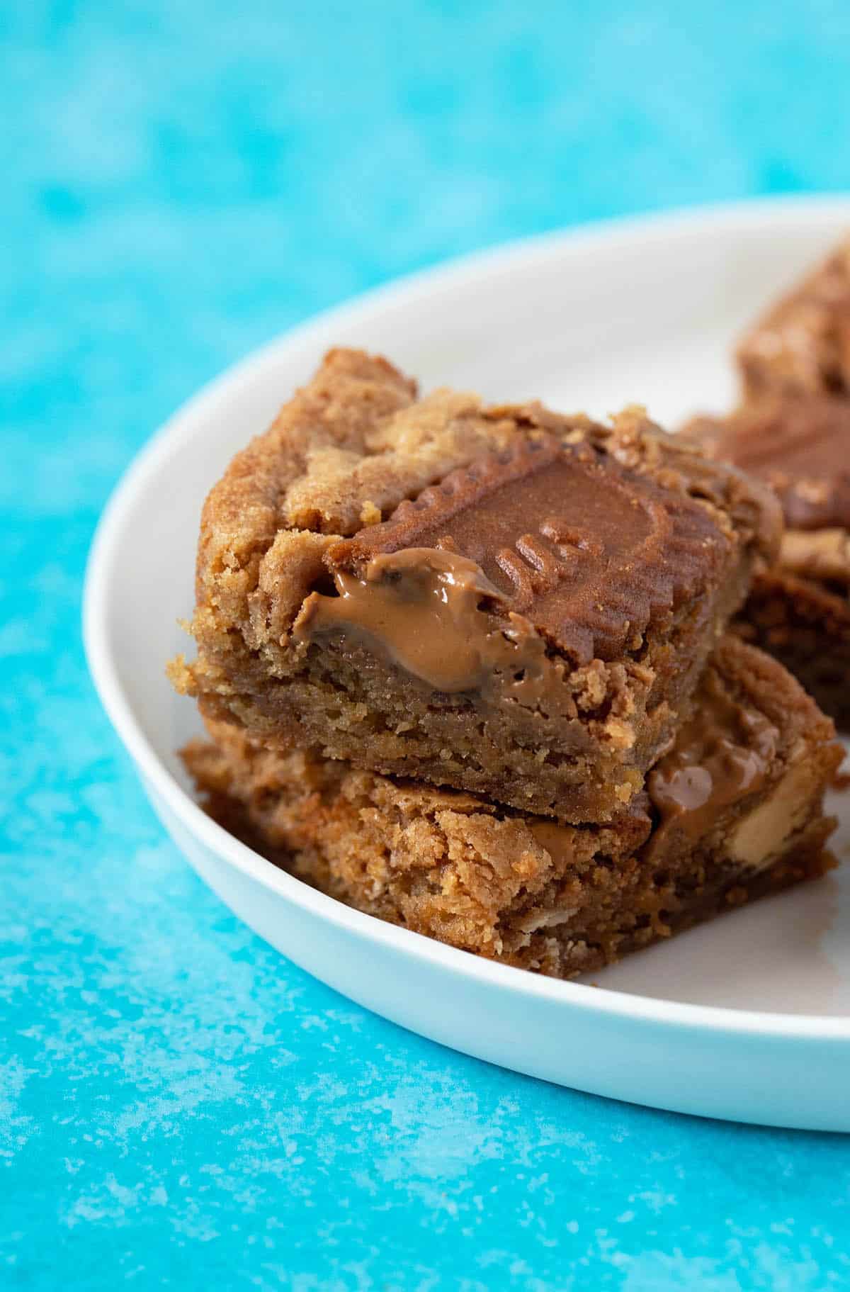  A stack of Biscoff Blondies on a white plate