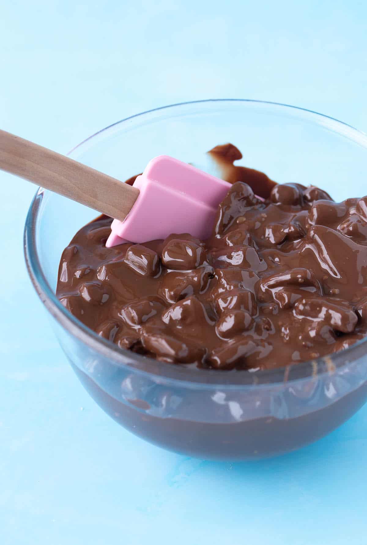 A glass bowl filled with melted chocolate 